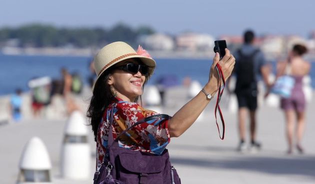 07.08.2013., Zadar – Jutro na rivi idealno je za setnje, razgledavanje, fotografiranje i odmor u hladu. Photo: Zeljko Mrsic/PIXSELL Autor  Zeljko Mrsic/PIXSELL KLJUČNE RIJEČI  Zadar, more, riva, turizam, setnja, ljeto, turisti