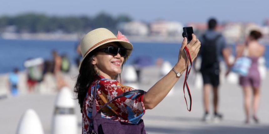 07.08.2013., Zadar – Jutro na rivi idealno je za setnje, razgledavanje, fotografiranje i odmor u hladu. Photo: Zeljko Mrsic/PIXSELL Autor  Zeljko Mrsic/PIXSELL KLJUČNE RIJEČI  Zadar, more, riva, turizam, setnja, ljeto, turisti