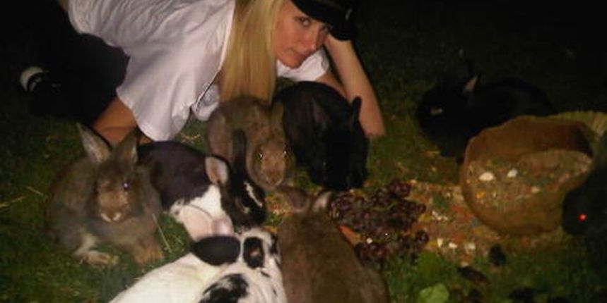 Paris Hilton i kunići (Foto: Twitter) Paris Hilton i kunići (Foto: Twitter)