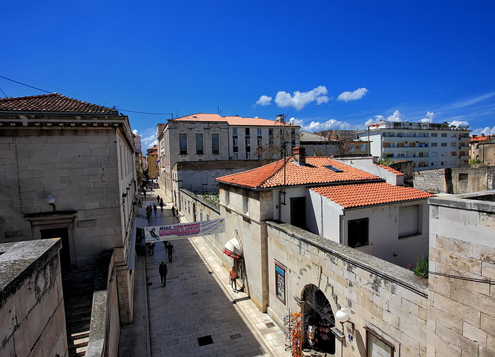 Skitnja gradom by Roberto Lerga