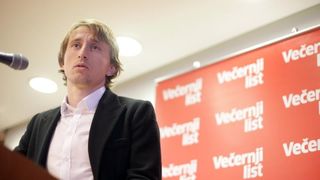 Luki Modriću u dječjoj bolnici u Klaićevoj uručena nagrada nogometaša godine, Photo: Petar Glebov/PIXSELL Luki Modriću u dječjoj bolnici u Klaićevoj uručena nagrada nogometaša godine, Photo: Petar Glebov/PIXSELL