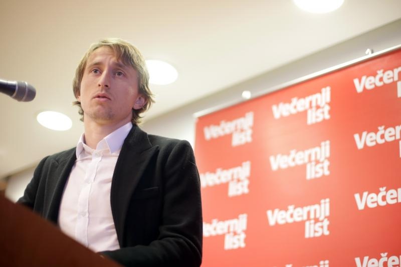 Luki Modriću u dječjoj bolnici u Klaićevoj uručena nagrada nogometaša godine, Photo: Petar Glebov/PIXSELL Luki Modriću u dječjoj bolnici u Klaićevoj uručena nagrada nogometaša godine, Photo: Petar Glebov/PIXSELL