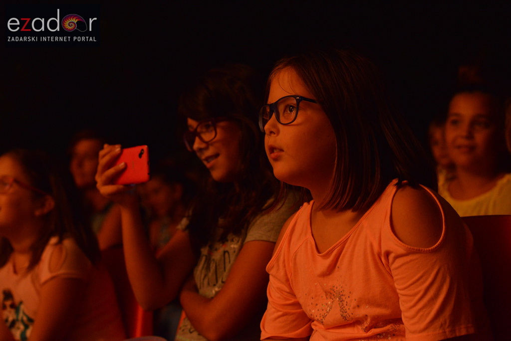 Stanarska fešta 2017: Predstava “U zemlji čudesa” Teatra Dragon Stanarska fešta 2017: Predstava “U zemlji čudesa” Teatra Dragon