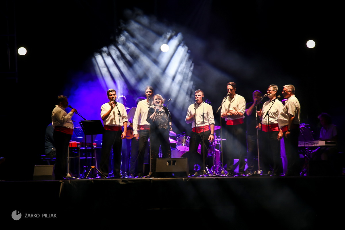 Zorica Kondža i klapa Cambi @ bazen Ilirije u Biogradu