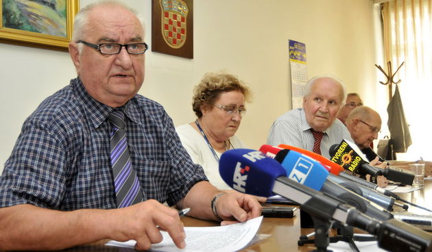 Zagreb, 080811.
Zajednicka konferencija za medije Matice umirovljenika Hrvatske (MUH), Sindikata umirovljenika Hrvatske (SUH) i koordinacije umirovljenickih udruga na kojoj je potpisan sporazum o suradnji MUH i SUH. Ugovor su potpisali Josip Vincek (preds