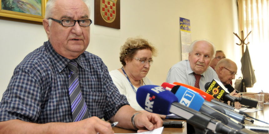 Zagreb, 080811.
Zajednicka konferencija za medije Matice umirovljenika Hrvatske (MUH), Sindikata umirovljenika Hrvatske (SUH) i koordinacije umirovljenickih udruga na kojoj je potpisan sporazum o suradnji MUH i SUH. Ugovor su potpisali Josip Vincek (preds Zagreb, 080811.
Zajednicka konferencija za medije Matice umirovljenika Hrvatske (MUH), Sindikata umirovljenika Hrvatske (SUH) i koordinacije umirovljenickih udruga na kojoj je potpisan sporazum o suradnji MUH i SUH. Ugovor su potpisali Josip Vincek (preds