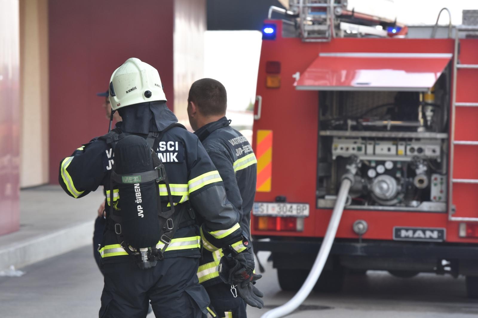 U trgovačkom centru Dalmare u Šibeniku izbila dva požara