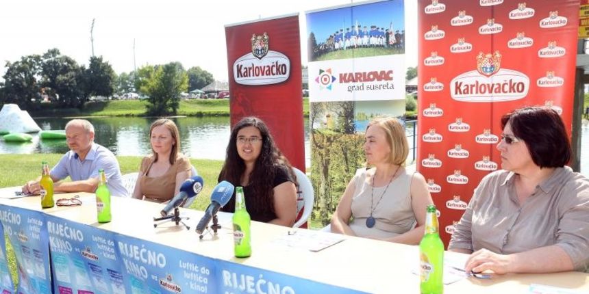 Konferencija za medije organizatora i sponzora Rijecnog kina koje se odrzava od 15. srpnja do 7. kolovoza uz rijeke Koranu i Mreznicu. Sve projekcije besplatne su za gradjanstvo.