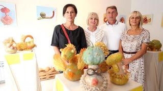 Otvorenje izlozbe Pumpkintown kojom je najavljena 11. Bucijade. Akademska slikarica Ivana Ozetski, prikupljajuci suhe buce najrazlicitijih oblika, stvorila je razne likove – puzeve, zmajeve, ribe, vrapce, labudove, ali i kuhare, fiskale, kraljeve, kraljic Otvorenje izlozbe Pumpkintown kojom je najavljena 11. Bucijade. Akademska slikarica Ivana Ozetski, prikupljajuci suhe buce najrazlicitijih oblika, stvorila je razne likove – puzeve, zmajeve, ribe, vrapce, labudove, ali i kuhare, fiskale, kraljeve, kraljic