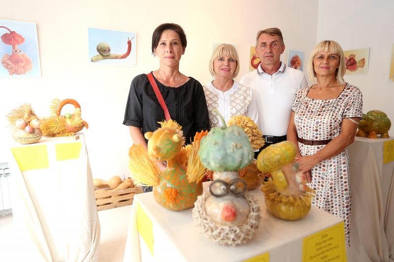 Otvorenje izlozbe Pumpkintown kojom je najavljena 11. Bucijade. Akademska slikarica Ivana Ozetski, prikupljajuci suhe buce najrazlicitijih oblika, stvorila je razne likove – puzeve, zmajeve, ribe, vrapce, labudove, ali i kuhare, fiskale, kraljeve, kraljic Otvorenje izlozbe Pumpkintown kojom je najavljena 11. Bucijade. Akademska slikarica Ivana Ozetski, prikupljajuci suhe buce najrazlicitijih oblika, stvorila je razne likove – puzeve, zmajeve, ribe, vrapce, labudove, ali i kuhare, fiskale, kraljeve, kraljic