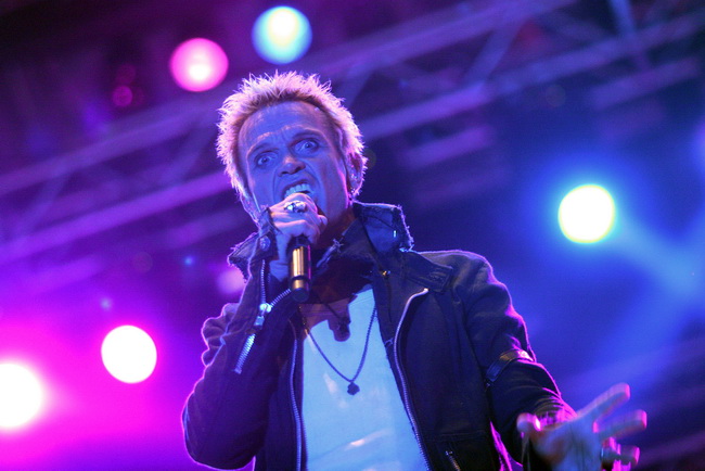 Zagreb, 220610.
Na Jarunu se od 21.-23.06. odrzava glazbeni spektakl T-Mobile INmusic festival na kojem ce nastupiti mnogobrojni izvodjaci kako iz zemlje tako i svijeta.
Danas se odrzao drugi dan.
Na slici: Billy Idol.
Foto: Neja Markicevic / CROPIX Zagreb, 220610.
Na Jarunu se od 21.-23.06. odrzava glazbeni spektakl T-Mobile INmusic festival na kojem ce nastupiti mnogobrojni izvodjaci kako iz zemlje tako i svijeta.
Danas se odrzao drugi dan.
Na slici: Billy Idol.
Foto: Neja Markicevic / CROPIX