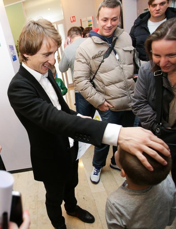 Luki Modriću u dječjoj bolnici u Klaićevoj uručena nagrada nogometaša godine, Photo: Petar Glebov/PIXSELL Luki Modriću u dječjoj bolnici u Klaićevoj uručena nagrada nogometaša godine, Photo: Petar Glebov/PIXSELL
