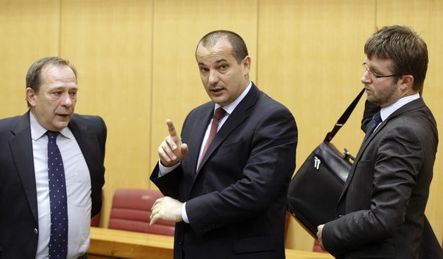 Zagreb, 071212.
Markov trg.
Sabor.
Nastavak redovite sjednice Sabora s raspravom o prijedlogu zakona o izmjenama i dopunama o drzavnom i sudbenom vijecu.
Na fotografiji: Davor Mlakar, Orsat Miljenic i Ivan Crncec.
Foto: Goran Mehkek / CROPIX