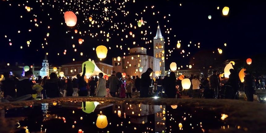 Svjetlosni spektakl “Zaželi ljubav” na zadarskom Forumu, 21. veljače 2016. Svjetlosni spektakl “Zaželi ljubav” na zadarskom Forumu, 21. veljače 2016.