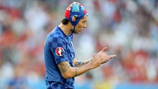 U dvoboju zadnjeg, 3. kola D skupine EURA u Bordeauxu igraju nogometaši Hrvatske i Španjolske (1-1).   Pred 40.000 gledatelja na stadionu Matmut Atlantic sudi Bjorn Kuipers.    Strijelci: 0-1 Morata (7), 1-1 Kalinić (45)
