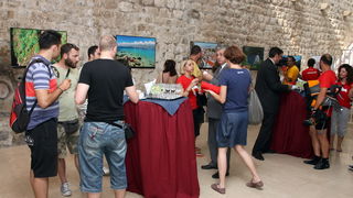 Dubrovnik, 030611.
Nakon 2500 km i dva mjeseca putovanja Welcome tim predvodjen Danielom Lackom stigao je u stari gradski Porat gdje ga je docekala limena glazba i mazoretkinje, a potom je ispred crkve Svetog Vlaha uprilicen program doceka, te u Luzi otvo Dubrovnik, 030611.
Nakon 2500 km i dva mjeseca putovanja Welcome tim predvodjen Danielom Lackom stigao je u stari gradski Porat gdje ga je docekala limena glazba i mazoretkinje, a potom je ispred crkve Svetog Vlaha uprilicen program doceka, te u Luzi otvo