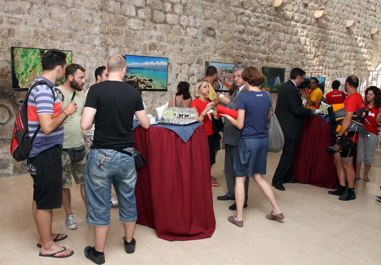 Dubrovnik, 030611.
Nakon 2500 km i dva mjeseca putovanja Welcome tim predvodjen Danielom Lackom stigao je u stari gradski Porat gdje ga je docekala limena glazba i mazoretkinje, a potom je ispred crkve Svetog Vlaha uprilicen program doceka, te u Luzi otvo Dubrovnik, 030611.
Nakon 2500 km i dva mjeseca putovanja Welcome tim predvodjen Danielom Lackom stigao je u stari gradski Porat gdje ga je docekala limena glazba i mazoretkinje, a potom je ispred crkve Svetog Vlaha uprilicen program doceka, te u Luzi otvo