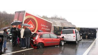 Na autocesti A1 poslije sv. Roka u smjeru Zagreba, kod tunela Krpani, u 6.15 sati sudarilo se 20-ak vozila u nekoliko lančanih sudara, Foto: Dino Stanin/PIXSELL Na autocesti A1 poslije sv. Roka u smjeru Zagreba, kod tunela Krpani, u 6.15 sati sudarilo se 20-ak vozila u nekoliko lančanih sudara, Foto: Dino Stanin/PIXSELL