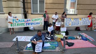 Otočani Markov trg pretvorili u plažu Otočani Markov trg pretvorili u plažu