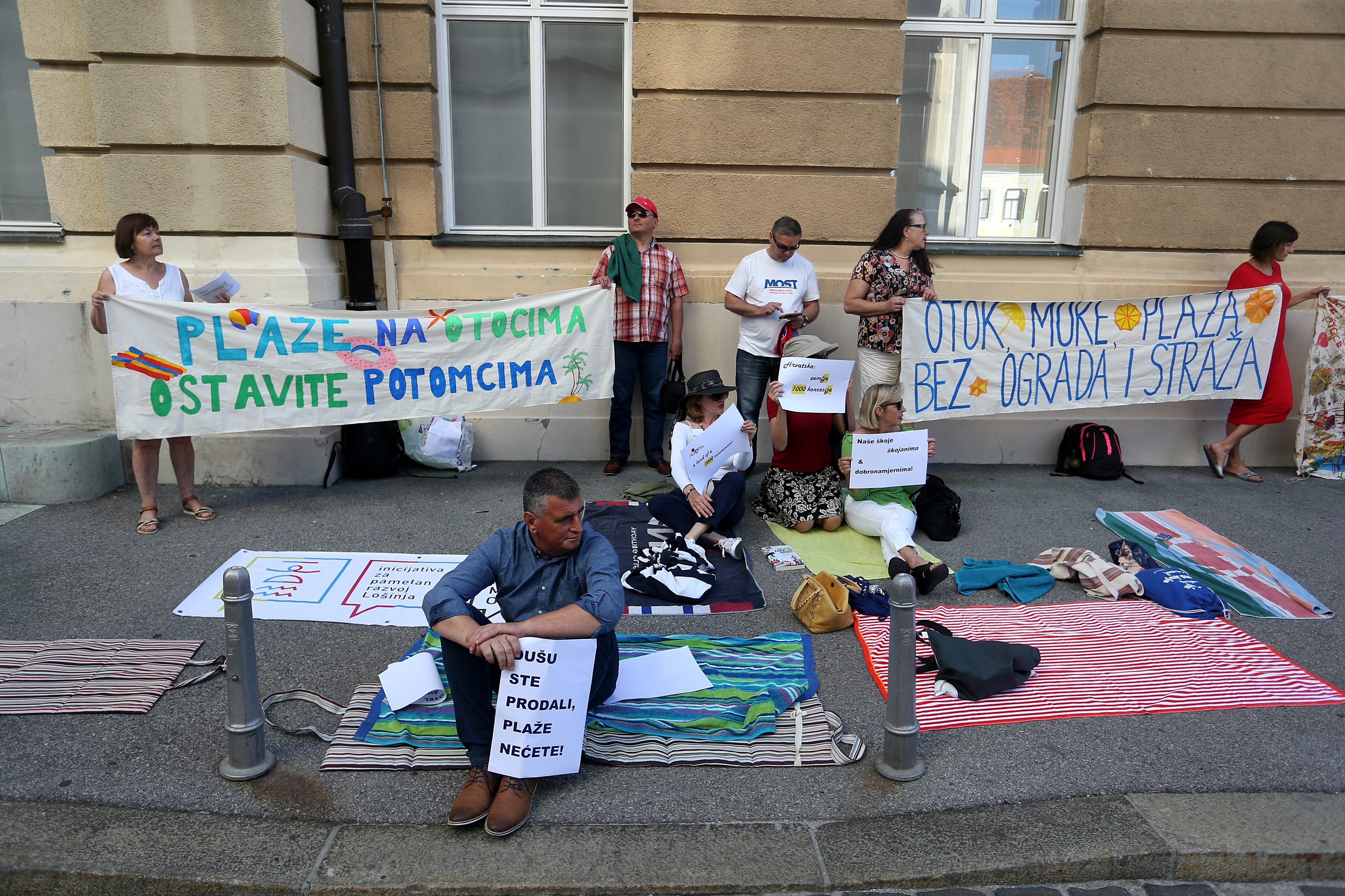 Otočani Markov trg pretvorili u plažu Otočani Markov trg pretvorili u plažu