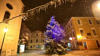 Sinj, 101212. 
Ciklona Simenka je veceras donijela pravi snijezni ugodjaj u Sinju.
Na slici Snijezni ugodjaj u Sinju.
Foto: Zvonimir Barisin / CROPIX