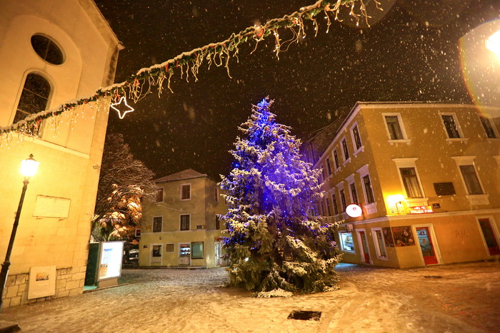 Sinj, 101212. 
Ciklona Simenka je veceras donijela pravi snijezni ugodjaj u Sinju.
Na slici Snijezni ugodjaj u Sinju.
Foto: Zvonimir Barisin / CROPIX