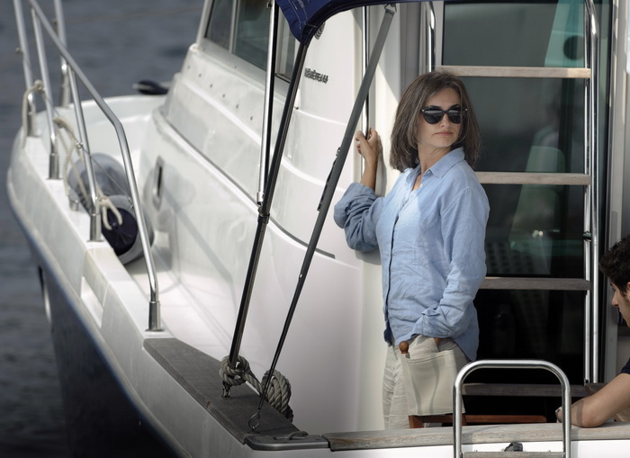 Prigradica, otok Korcula , 270911.
Glumica Penelope Cruz snimljena prilikom ukrcaja u brod Majsan marke Beneteau Antares 10,80  koji ju prebacuje na svjetionik Plocica na snimanje filma” Venuto al mondo”.
Foto: Tom Dubravec /  CROPIX