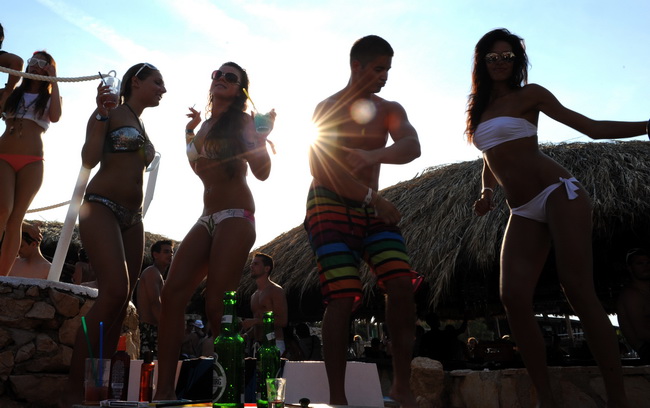 Novalja, 020710.
Temperature na termometrima su presle debelo iznad 30 stupnjeva Celzijevih a samim time su i plaze postale omiljena okupljalista. Plaza Zrce prepuna je kupaca na kojoj je svatko pronasao poneku zanimaciju.
Foto: Andrija Lucic / CROPIX Novalja, 020710.
Temperature na termometrima su presle debelo iznad 30 stupnjeva Celzijevih a samim time su i plaze postale omiljena okupljalista. Plaza Zrce prepuna je kupaca na kojoj je svatko pronasao poneku zanimaciju.
Foto: Andrija Lucic / CROPIX