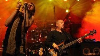 Zadar, 230612.
Drugu vecer 2.JUMF festivala koji se odrzava u Zadru na Kapetanskom, nastupili su Goran Bare i Majke. U nastupu vinkovacke grupe uzivala je mnogobrojna publika.
Foto: Andrija Lucic / CROPIX