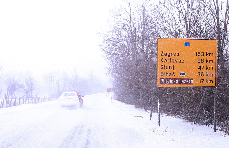 Snijeg zabijelio Plitvice (Foto: M. Pusic, CROPIX)