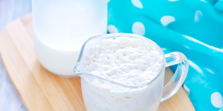 Kefir – fermentirani probiotički mliječni napitak. Priprema se dodavanjem žitarica kefira kravljem ili kozjem mlijeku. Može poboljšati zdravlje kostiju, pomoći kod nekih probavnih problema i zaštititi od infekcija Kefir – fermentirani probiotički mliječni napitak. Priprema se dodavanjem žitarica kefira kravljem ili kozjem mlijeku. Može poboljšati zdravlje kostiju, pomoći kod nekih probavnih problema i zaštititi od infekcija