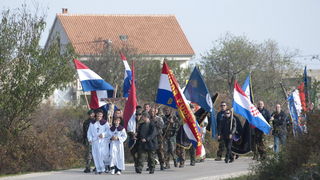 Nadin, 191111.
Clanovi 23 braniteljske udruge danas su u mimohodu od Benkovca do Skabrnje, hodnja se zaustavlja samo u Nadinu zbog polaganja vijenaca (na danasnji dan u Nadinu je ubijeno 19 civila, do sada nema optuzenih za masakr).
Foto: Luka Gerlanc / C