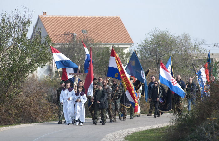 Nadin, 191111.
Clanovi 23 braniteljske udruge danas su u mimohodu od Benkovca do Skabrnje, hodnja se zaustavlja samo u Nadinu zbog polaganja vijenaca (na danasnji dan u Nadinu je ubijeno 19 civila, do sada nema optuzenih za masakr).
Foto: Luka Gerlanc / C