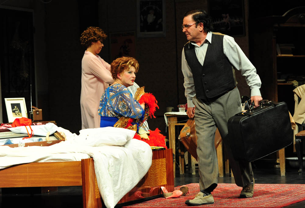 Zadar, 18.02.2013. snimio: Nenad Marčev
premijera HNK Zadar
Nikolaj Koljada: KOKOŠ, komedija
redatelj: Dražen Ferenčina
Igraju: Jasna Ančić, Tamara Šoletić, Žana Bumber,
Ivica Jončić, Mirko Šatalić,
Vinko Radovčič, Mimi Zadarski, Anto Zadar, 18.02.2013. snimio: Nenad Marčev
premijera HNK Zadar
Nikolaj Koljada: KOKOŠ, komedija
redatelj: Dražen Ferenčina
Igraju: Jasna Ančić, Tamara Šoletić, Žana Bumber,
Ivica Jončić, Mirko Šatalić,
Vinko Radovčič, Mimi Zadarski, Anto