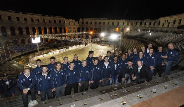 Pula,130912.”Arena Ice Fever MMXII”. Igraci KHL Medvescak dosli su u Pulu. Susreli su se s publikom. Uprave grada i kluba razmijenile su dres i grb a zatim su se svi skupa prosetali do Arene pogledati led i  fotografirati se na tribini .Foto: Goran Seb