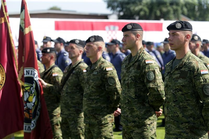 Svečano postrojavanje na stadionu u Kranjčevićevoj u povodu Dana Oružanih snaga Republike Hrvatske. Foto. PIXSELL Svečano postrojavanje na stadionu u Kranjčevićevoj u povodu Dana Oružanih snaga Republike Hrvatske. Foto. PIXSELL