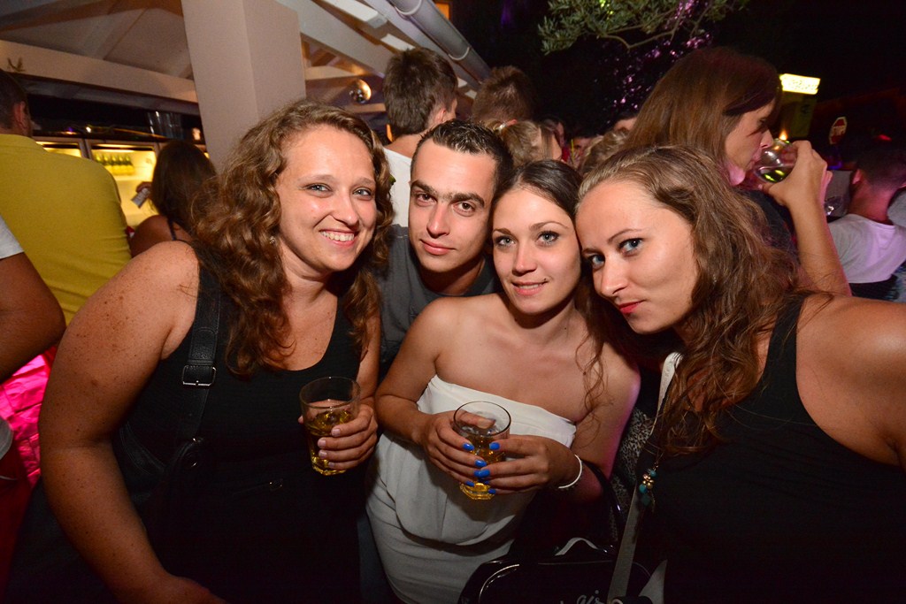 Subotnja zabava u Noštromo i Vagabundo barovima na Viru ; foto Iva Perinčić