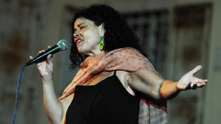 Zadar, 26.07.2013. snimio: Nenad Marčev
bossa nova
CATIA WERNECK QUARTET (BRA-FR)
CATIA WERNECK – vocal
VINCENT BIDAL – piano
LUKMIL PEREZ HERRERA – drums
RENATO ŠVORINIĆ – bass giuitar
Dvorište Providurove palače Zadar, 26.07.2013. snimio: Nenad Marčev
bossa nova
CATIA WERNECK QUARTET (BRA-FR)
CATIA WERNECK – vocal
VINCENT BIDAL – piano
LUKMIL PEREZ HERRERA – drums
RENATO ŠVORINIĆ – bass giuitar
Dvorište Providurove palače