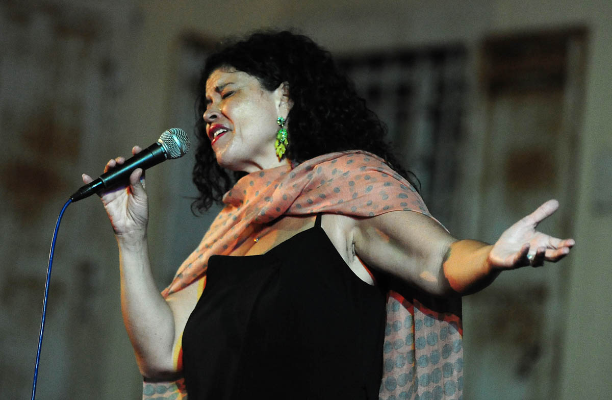 Zadar, 26.07.2013. snimio: Nenad Marčev
bossa nova
CATIA WERNECK QUARTET (BRA-FR)
CATIA WERNECK – vocal
VINCENT BIDAL – piano
LUKMIL PEREZ HERRERA – drums
RENATO ŠVORINIĆ – bass giuitar
Dvorište Providurove palače Zadar, 26.07.2013. snimio: Nenad Marčev
bossa nova
CATIA WERNECK QUARTET (BRA-FR)
CATIA WERNECK – vocal
VINCENT BIDAL – piano
LUKMIL PEREZ HERRERA – drums
RENATO ŠVORINIĆ – bass giuitar
Dvorište Providurove palače