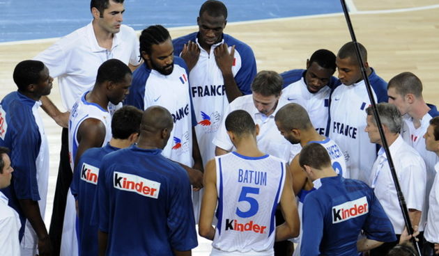 Bydgoszcz, 110909.
Dvorana Sport Arena Luczniczka.
Europsko prvenstvo u kosarci u Poljskoj, drugi krug natjecanja po skupinama 1.kolo grupe E, Francuska protiv Makedonije.
Na slici: francuski kosarkasi u sredini izbornik Vincent Collet tokom minute odmora