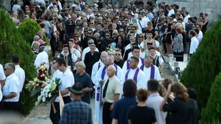 Posljednji ispraćaj Olivera Dragojevića na groblju Sveti Roko u Veloj Luci Posljednji ispraćaj Olivera Dragojevića na groblju Sveti Roko u Veloj Luci