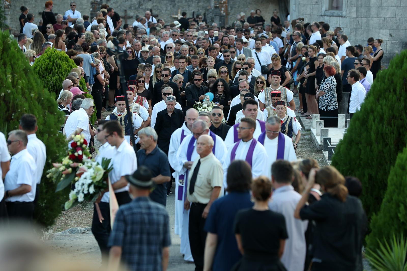 Posljednji ispraćaj Olivera Dragojevića na groblju Sveti Roko u Veloj Luci Posljednji ispraćaj Olivera Dragojevića na groblju Sveti Roko u Veloj Luci