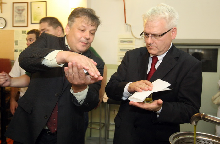 Zadar, 031010.
Predsjednik Hrvatske Ivo Josipovic posjetio je mjesto Lun na otoku Pagu. Obisao je stari maslinik i uljaru Lun Zeljimira Badurine.
Na fotografiji: predsjednik u uljari s dr. Djanijem Bencicem.
Foto : Vladimir Ivanov / CROPIX