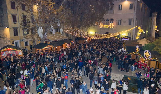 Na Trgu Petra Zoranića u sjajnom raspoloženju brojnih Zadrana i gostiju otvorena je manifestacija Advent u Zadru. Foto: Bojan Bogdanić
