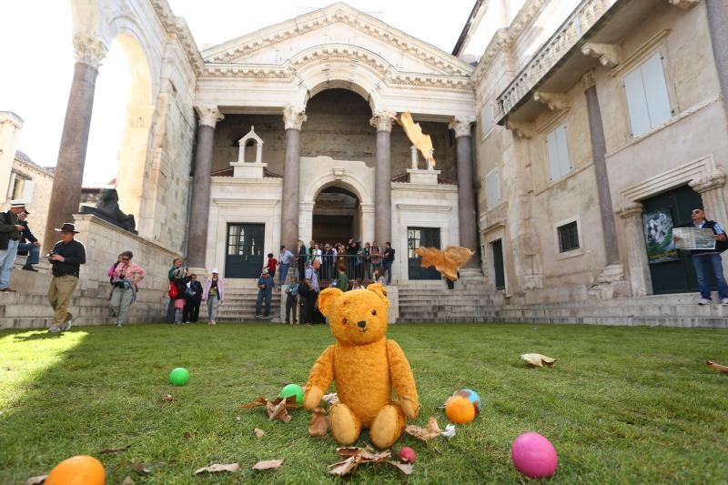 Performans na Peristilu: Doručak na travi. Photo: Miranda Cikotic/PIXSELL