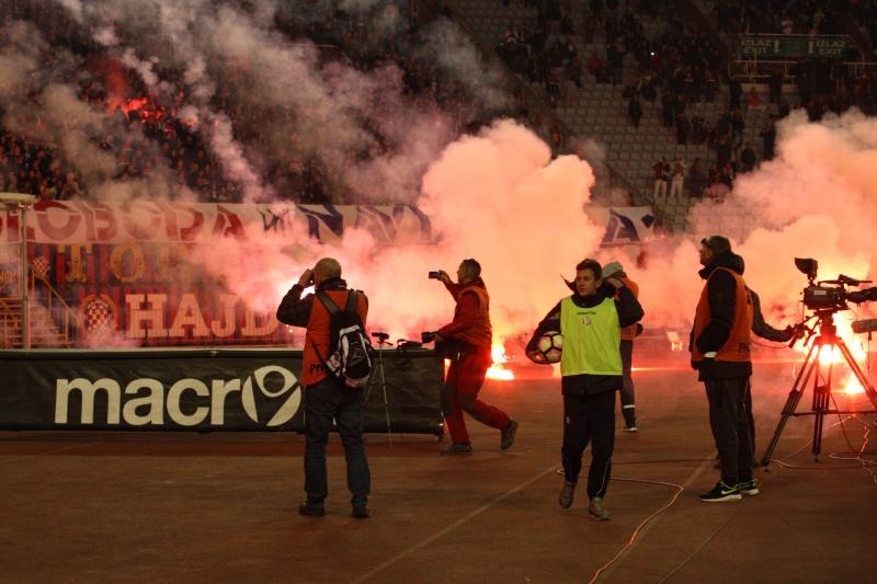 Bakljada i neredi na utakmici Hajduk – Dinamo