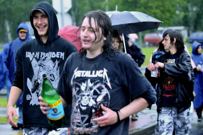 Zagreb, 160510.
Hipodrom.
Koncert heavy metal gruope Metallica.
Na slici: Publika prije koncerta.
Foto: Boris Kovacev / CROPIX