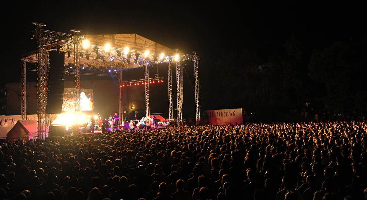 Zadar, 29.07.2013. snimio: Nenad Marčev 
Koncert Carlos Santana 
Prostor pored dvorane u Jazinama