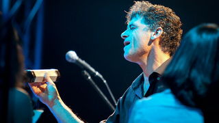 Oliver Dragojević i gudački orekestar Alana Bjelinskog na Višnjiku 22. ožujka 2011. Foto: Kristijan Orlić Oliver Dragojević i gudački orekestar Alana Bjelinskog na Višnjiku 22. ožujka 2011. Foto: Kristijan Orlić