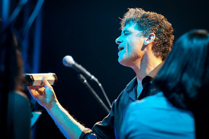 Oliver Dragojević i gudački orekestar Alana Bjelinskog na Višnjiku 22. ožujka 2011. Foto: Kristijan Orlić Oliver Dragojević i gudački orekestar Alana Bjelinskog na Višnjiku 22. ožujka 2011. Foto: Kristijan Orlić